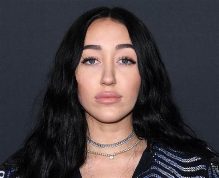 Noah Cyrus Height, Weight, Net Worth, Age, Birthday, Wikipedia, Who, Nationality, Biography